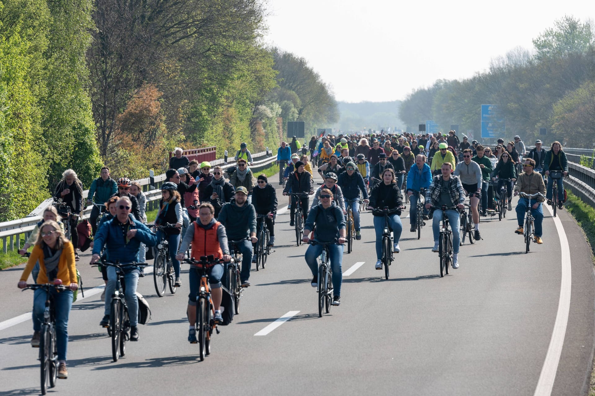 Fahrraddemonstration auf einer Autobahn (Symbolbild): In Kiel müssen sich Autofahrer am Freitag auf Verkehrsbehinderungen einstellen.