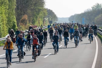 Fahrraddemonstration auf einer Autobahn (Symbolbild): In Kiel müssen sich Autofahrer am Freitag auf Verkehrsbehinderungen einstellen.