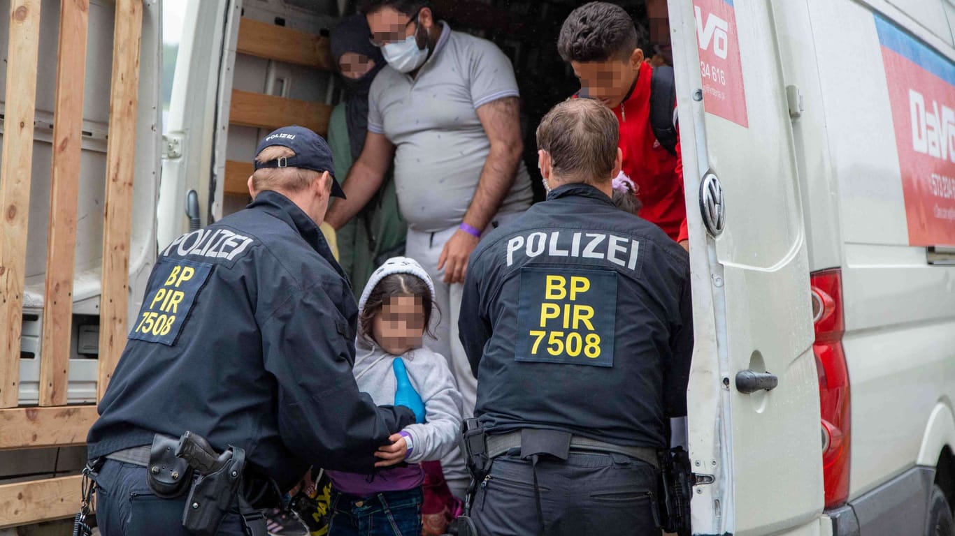 Am Dienstagvormittag stellten Beamte bei einer Kontrolle auf der Zittauer Straße in Großhennersdorf einen Transporter mit insgesamt 21 Insassen im Laderaum fest. Unter ihnen auch ein fünfjähriges Kind.