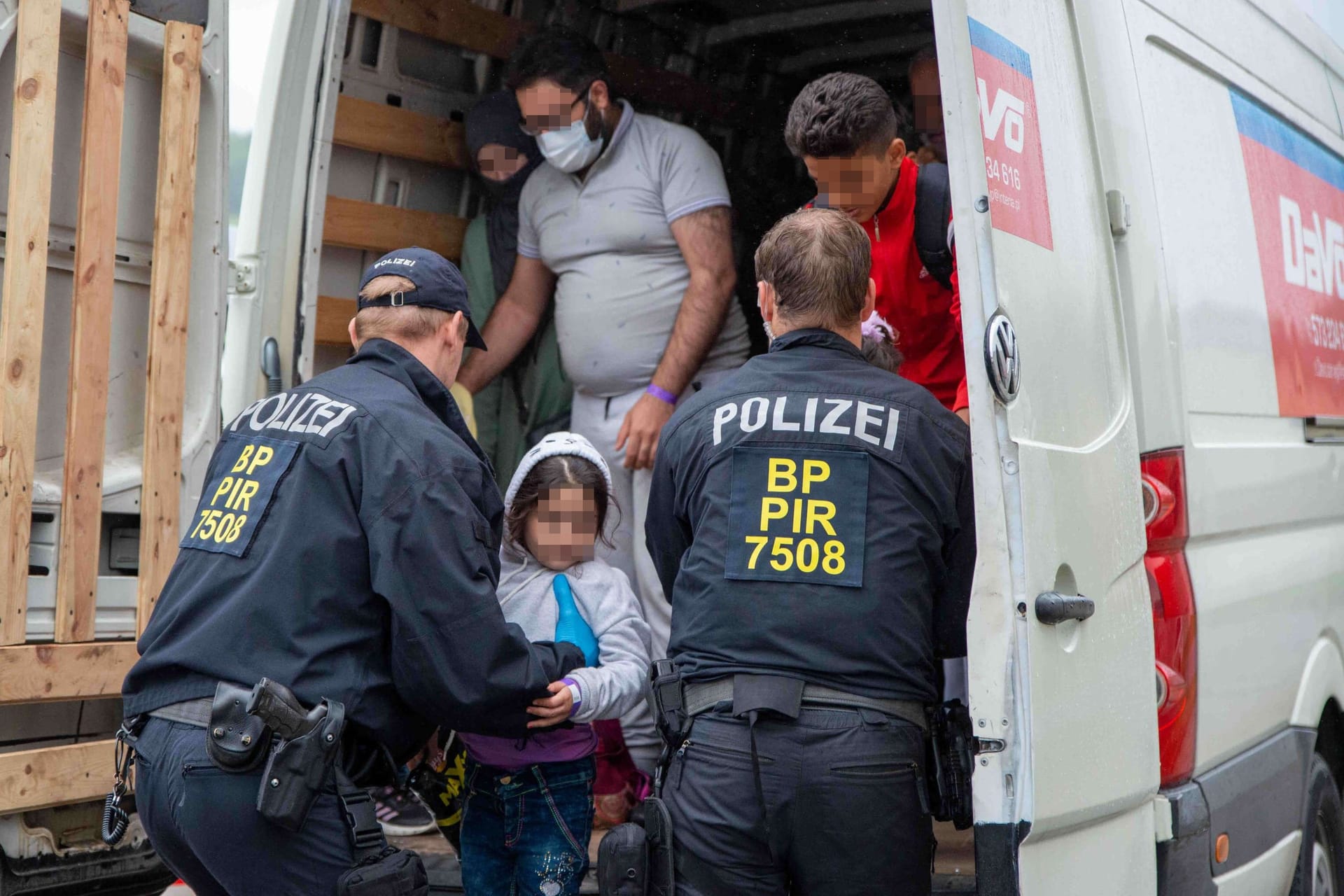 Am Dienstagvormittag stellten Beamte bei einer Kontrolle auf der Zittauer Straße in Großhennersdorf einen Transporter mit insgesamt 21 Insassen im Laderaum fest. Unter ihnen auch ein fünfjähriges Kind.