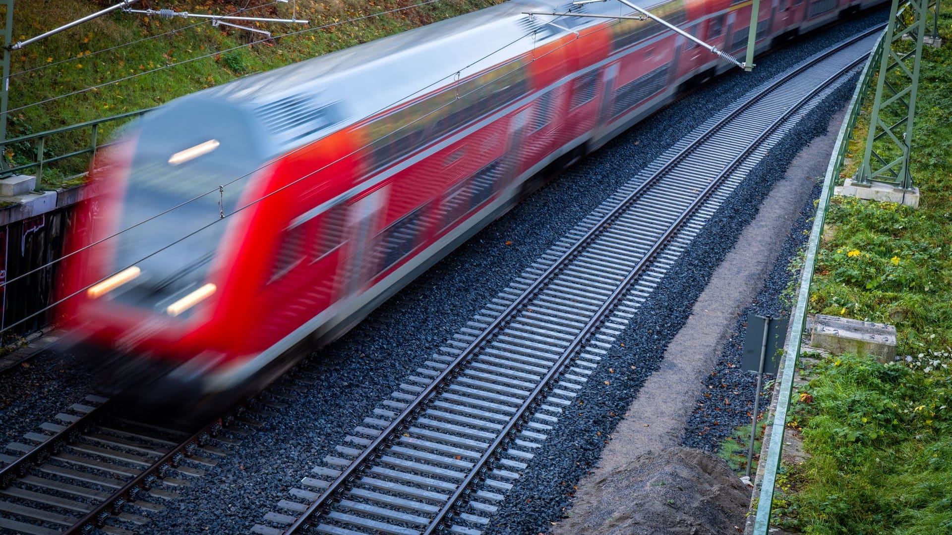 Im Nahverkehrszug durchs ganze Land: Die Zukunft des Deutschlandtickets sei ungewiss, mahnen Verbände.