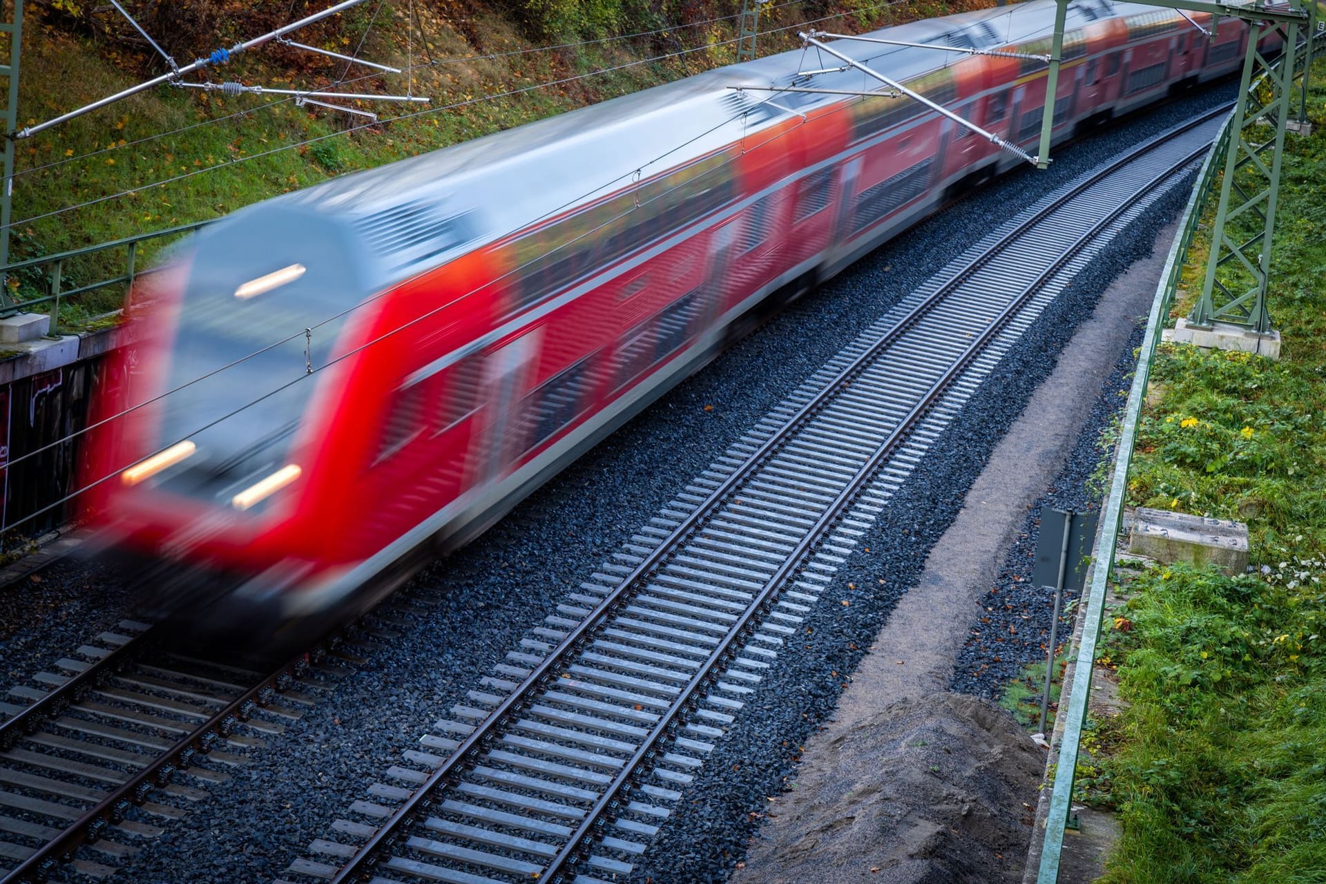 Im Nahverkehrszug durchs ganze Land: Die Zukunft des Deutschlandtickets sei ungewiss, mahnen Verbände.