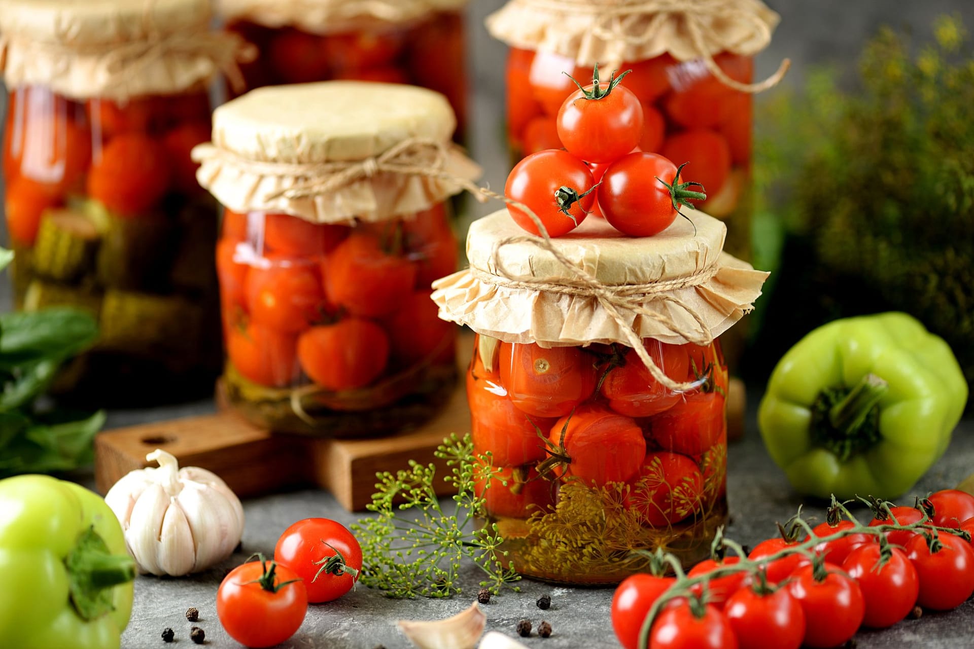 Das Einkochen hält Ihre Tomaten lange frisch.