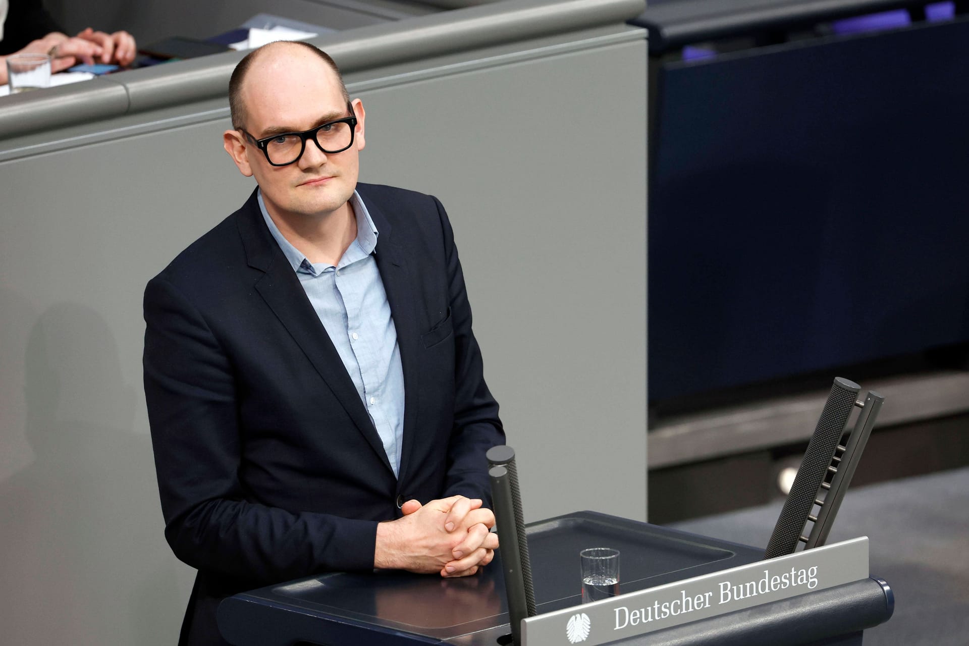 Janosch Dahmen spricht im Bundestag im Frühjahr 2023: Am Mittwoch wurde er durch einen Dachbalken am Kopf verletzt.