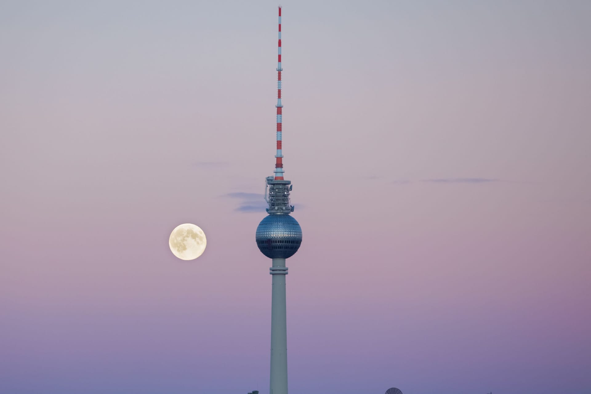 Vollmond über Berlin: In der Nacht zu Donnerstag wird ein Super Blue Moon zu sehen sein.