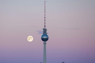 Vollmond über Berlin: In der Nacht zu Donnerstag wird ein Super Blue Moon zu sehen sein.