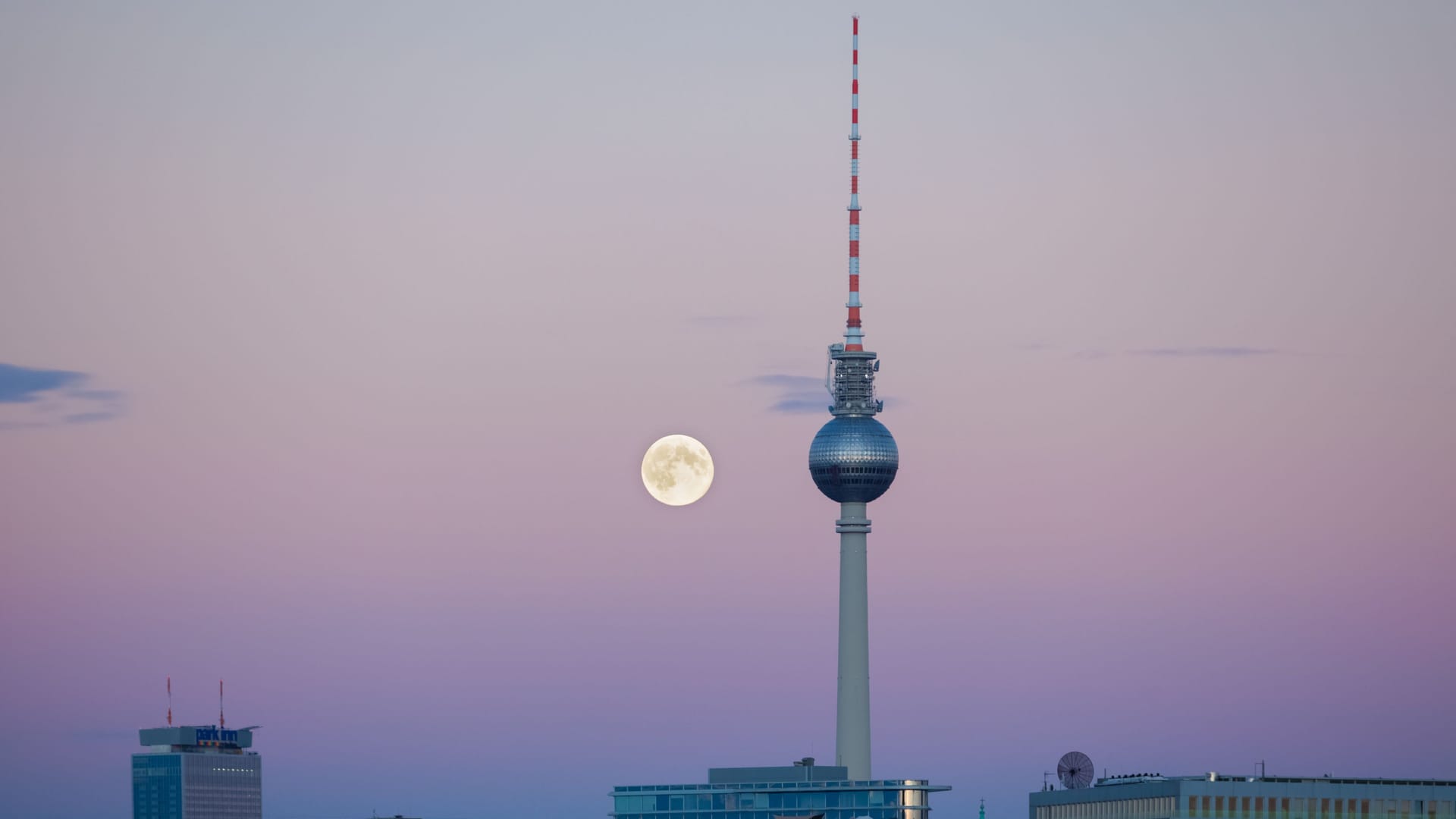 Vollmond über Berlin: In der Nacht zu Donnerstag wird ein Super Blue Moon zu sehen sein.