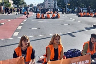 Die Aktivisten auf der Kreuzung: Die Blockade begann gegen 9.30 Uhr.