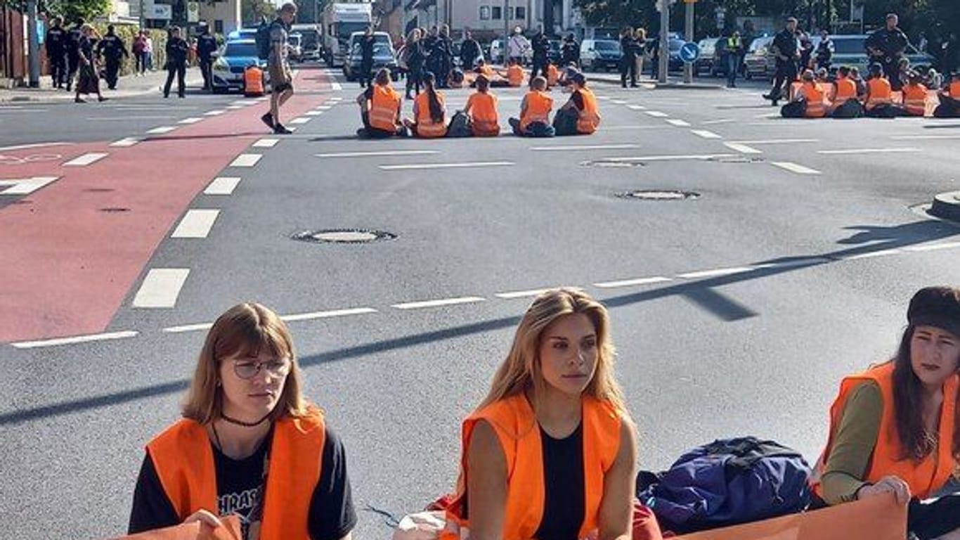 Die Aktivisten auf der Kreuzung: Die Blockade begann gegen 9.30 Uhr.