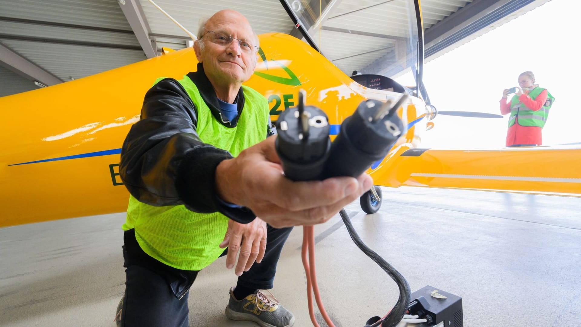 Testpilot Uwe Nortmann zeigt einen Spannungswandler vor dem E-Flugzeug "Elektra Trainer": Der Flieger war am Mittwoch in Hannover gelandet.