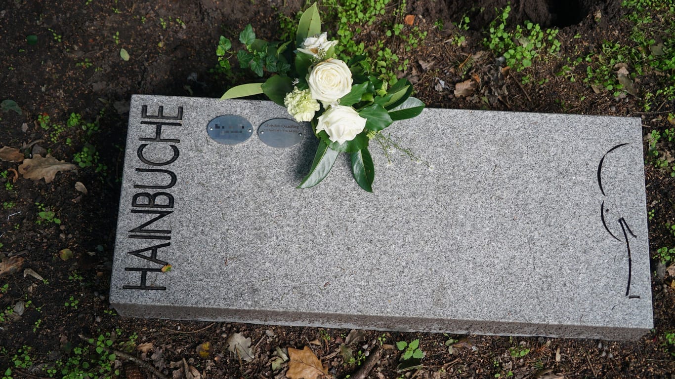 Der Grabstein: Quadflieg wurde im Ruhewald beerdigt.