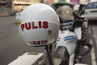 Ein Helm eines philippinischen Polizisten: Auf der Insel Cebu schnappten Beamte einen mutmaßlichen Kindesentführer.