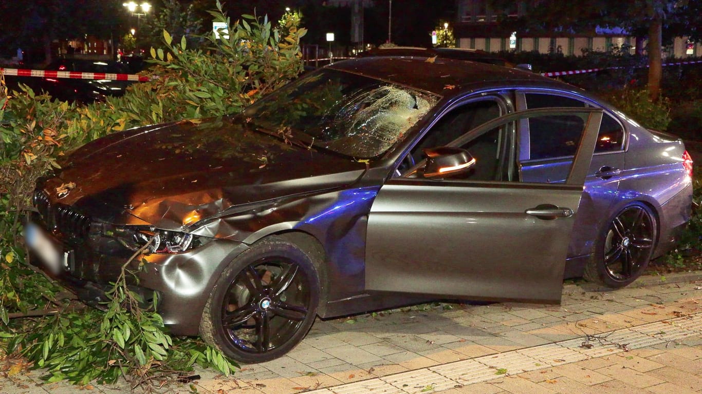 Tödlicher Unfall: Fußgängerin wurde von einem BMW erfasst - Rett