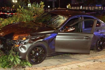 Tödlicher Unfall: Fußgängerin wurde von einem BMW erfasst - Rett