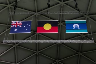 Die Flagge Australiens (links) neben der Flagge der Aborigines und der der Torres-Strait-Insulaner: Bei der Ausrichtung der Fußball-WM der Frauen setzen die Gastgeberländer auf Inklusion ihrer Ureinwohner.