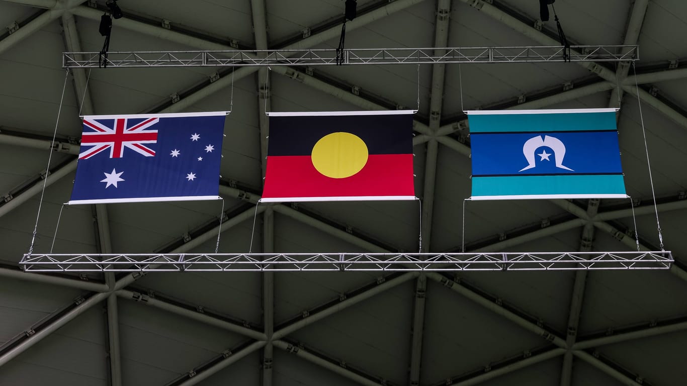 Die Flagge Australiens (links) neben der Flagge der Aborigines und der der Torres-Strait-Insulaner: Bei der Ausrichtung der Fußball-WM der Frauen setzen die Gastgeberländer auf Inklusion ihrer Ureinwohner.