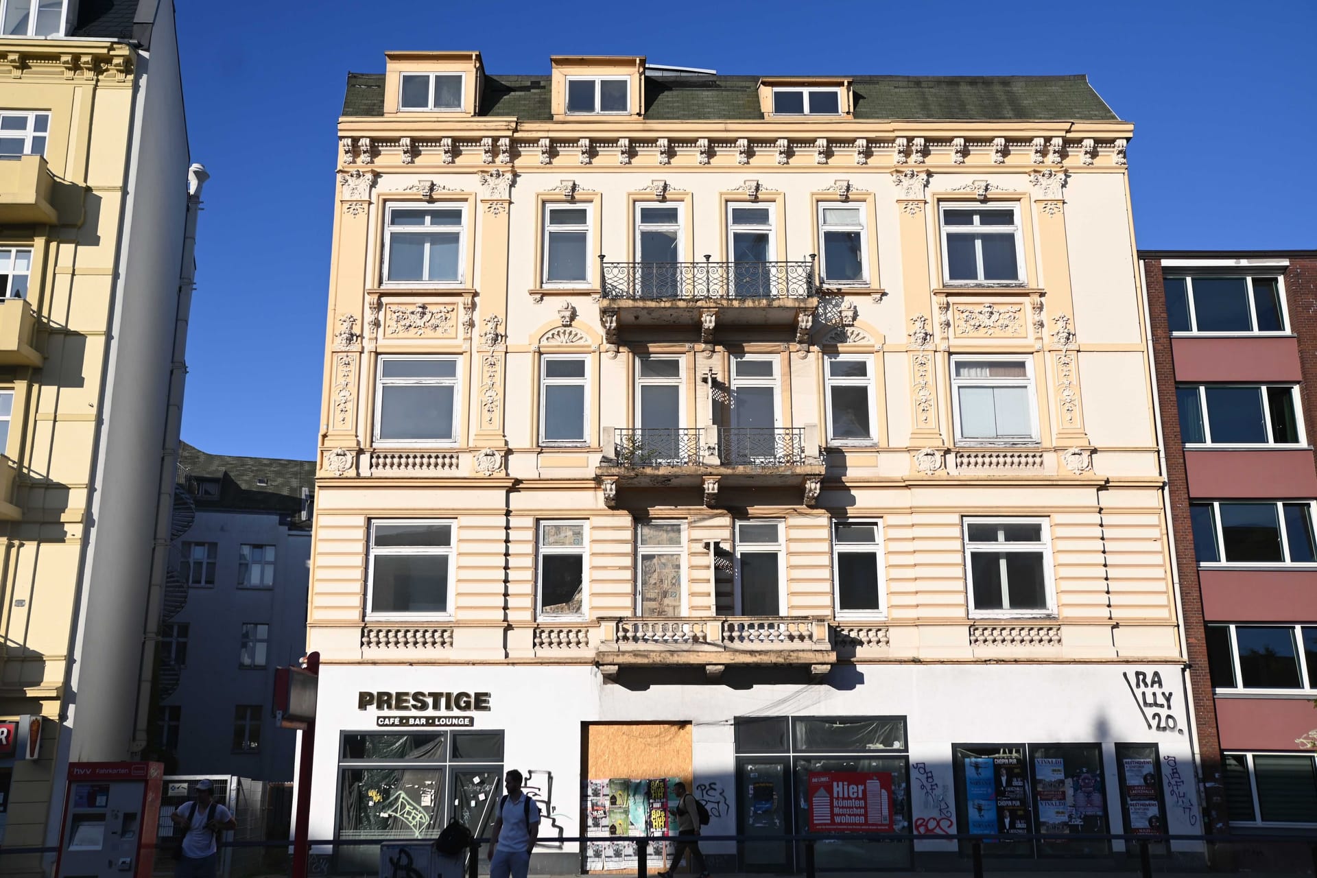 Mit Zeitungen verklebte Fenster: In Hamburg stehen zahlreiche Wohnungen leer.