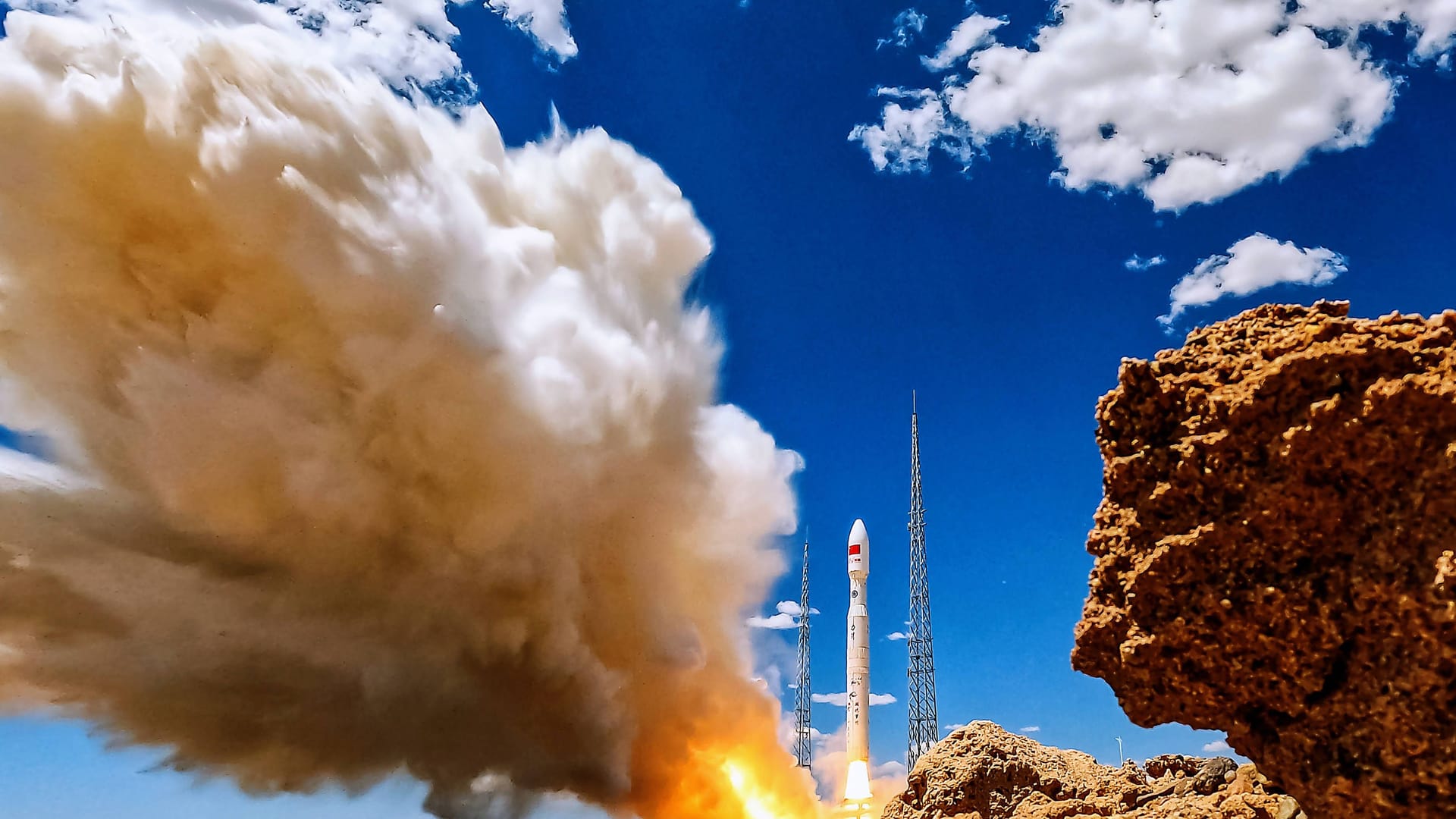 China bringt einen Satelliten ins All (Archivbild): Die Space Force der US-amerikanischen Streitkräfte will feindliche Satelliten künftig kontrollieren – oder zerstören.