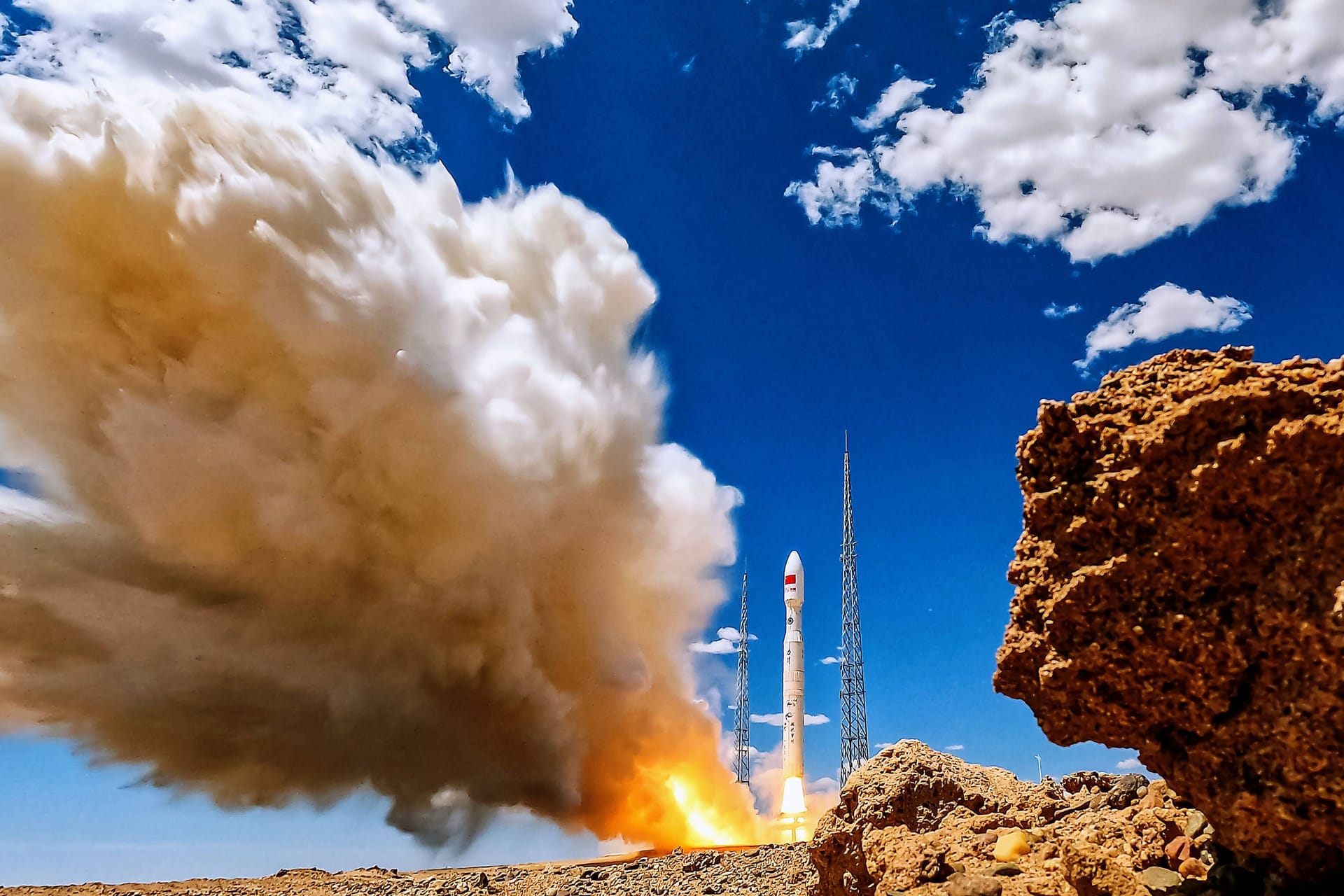 China bringt einen Satelliten ins All (Archivbild): Die Space Force der US-amerikanischen Streitkräfte will feindliche Satelliten künftig kontrollieren – oder zerstören.