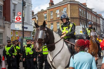 Berittene Polizei beim Notting Hill Carnival: 75 Beamte wurden Polizeiangaben zufolge angegriffen.