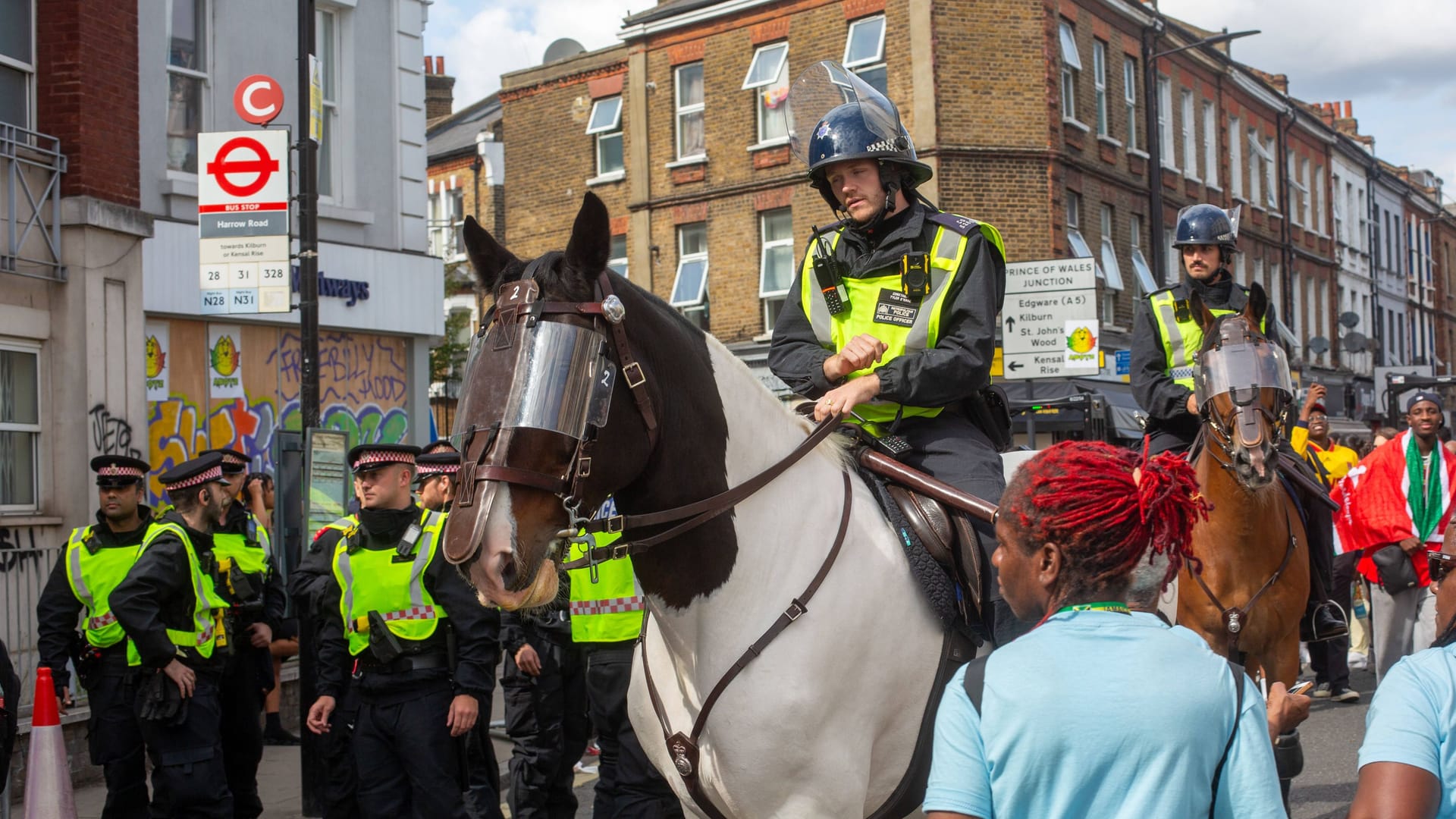 Berittene Polizei beim Notting Hill Carnival: 75 Beamte wurden Polizeiangaben zufolge angegriffen.