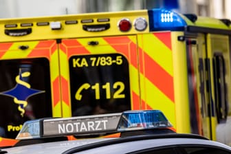 Rettungswagen in Baden-Württemberg (Symbolfoto): Ein Unfall auf der A8 alarmierte die Rettungskräfte.