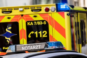 Rettungswagen in Baden-Württemberg (Symbolfoto): Ein Unfall auf der A8 alarmierte die Rettungskräfte.