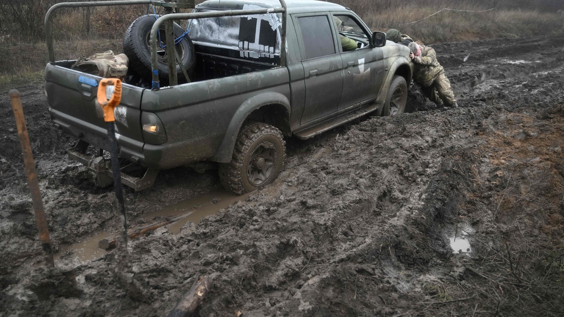 Dezember 2022, an der Front im Donbass: Ukrainische Soldaten stecken im Matsch fest.