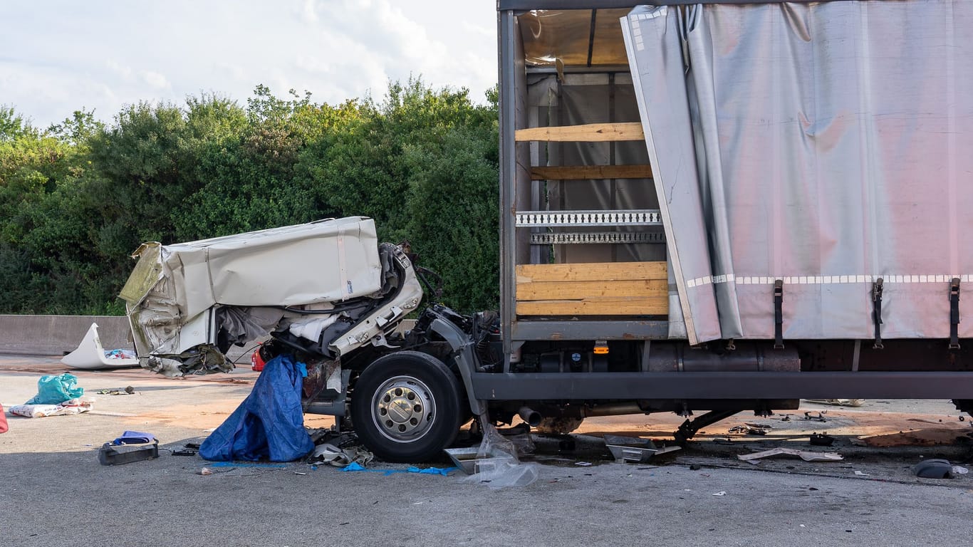 Schwerer Unfall auf der A3: Ein Lastwagenfahrer war in seinem Führerhaus eingeklemmt, die Rettungsaktion der Feuerwehr dauerte 75 Minuten.