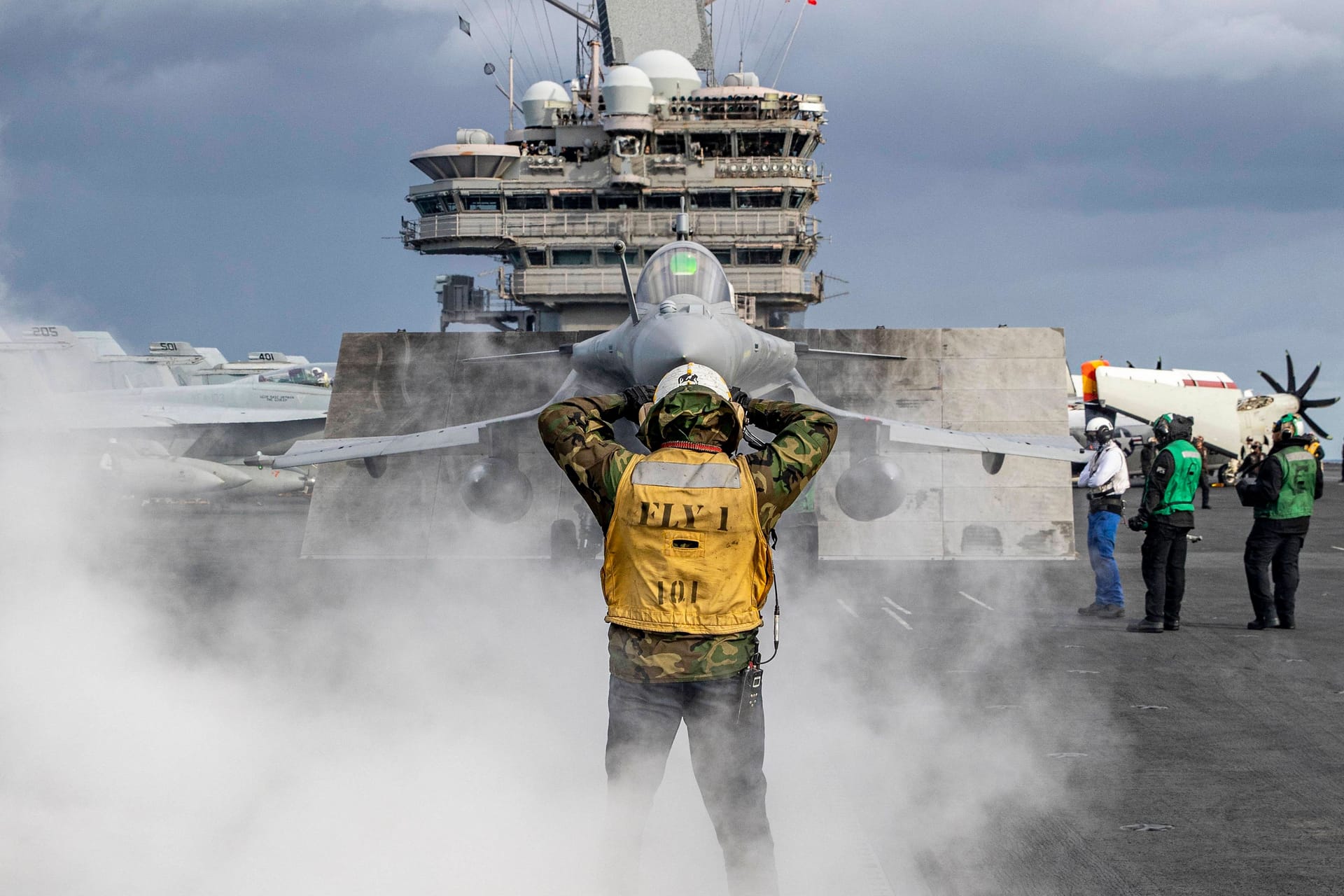 Ein Kampfjet startet vom US-Flugzeugträger "USS George HW Bush" (Archivbild): Droht ein Konflikt zwischen Nato und Russland im Schwarzen Meer?