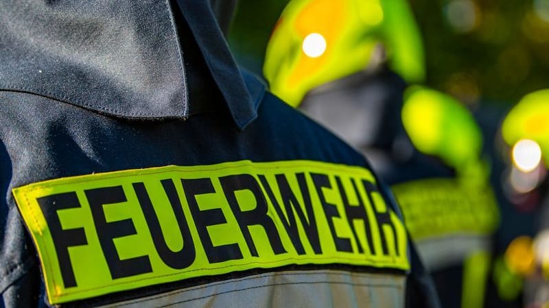 Feuerwehrleute stehen zusammen (Symbolbild): Bei Löscharbeiten in einem brennenden Motorradladen sind zwei Feuerwehrleute ums Leben gekommen. Feuerwehrleute stehen zusammen (Symbolbild): Bei Löscharbeiten in einem brennenden Motorradladen sind zwei Feuerwehrleute ums Leben gekommen.