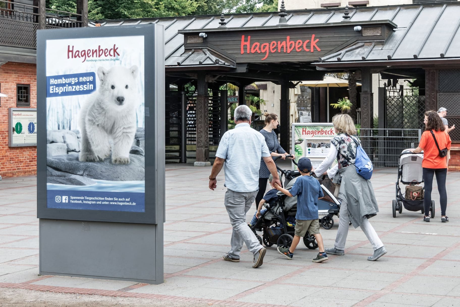 Besucher gehen durch den Haupteingang in Hagenbecks Tierpark: Der Tarifstreit spitzt sich zu.