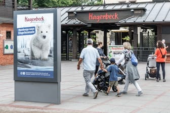 Besucher gehen durch den Haupteingang in Hagenbecks Tierpark: Der Tarifstreit spitzt sich zu.