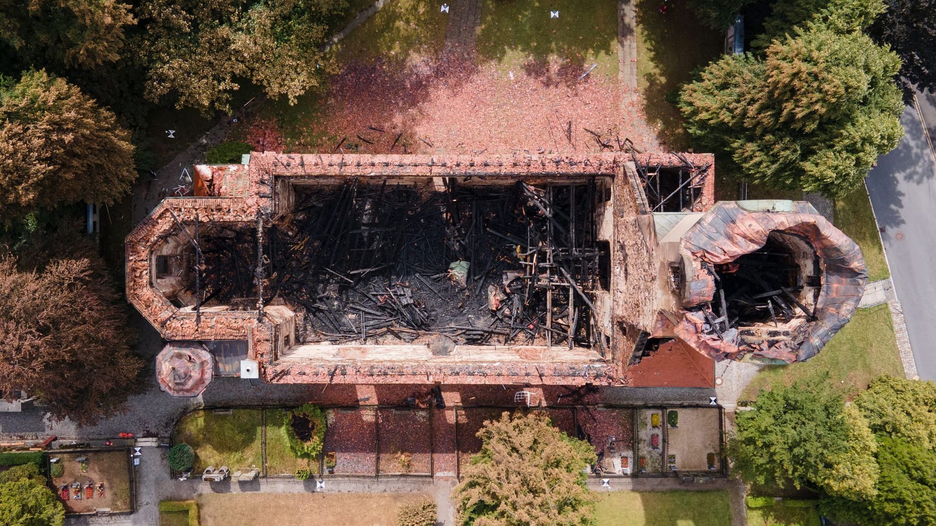 Die Ruine der evangelischen Stadtkirche in Großröhrsdorf nach einem Großbrand (Luftaufnahme mit einer Drohne). Das Feuer in der barocken Kirche im Landkreis Bautzen war in der Nacht zum 04. August 2023 ausgebrochen und hatte den Dachstuhl, das Kirchenschiff und Teile des Glockenturms zerstört.