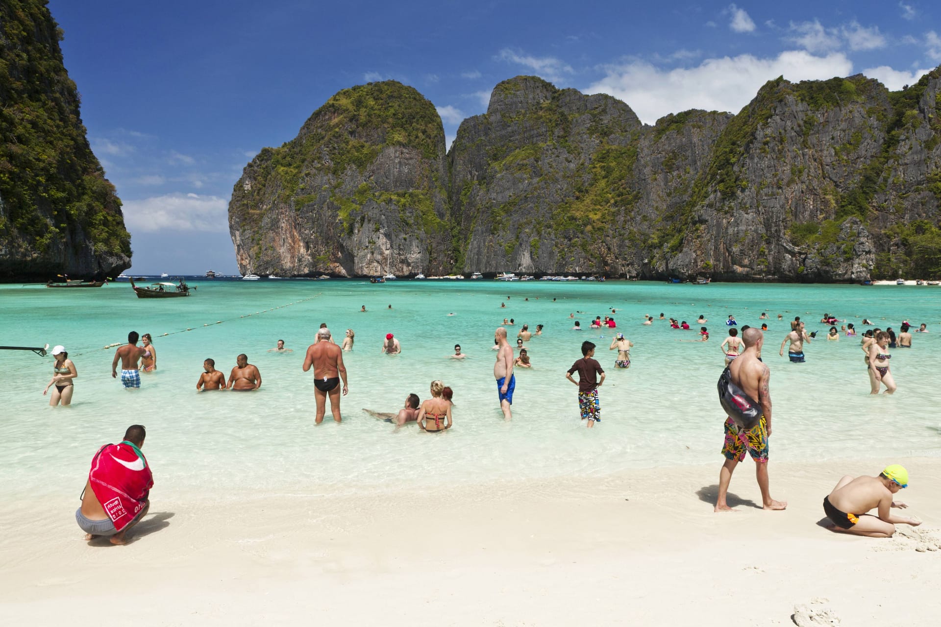 Touristenattraktion: Die Bucht und der Strand auf der unbewohnten Insel Ko Phi Phi hat durch Urlauber bereits großen Schaden genommen.