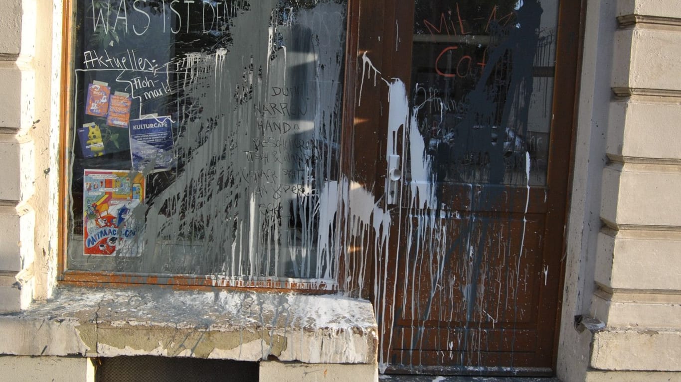 Beschmiertes Schaufenster: Das Café des Netzwerks wird seit der Eröffnung im Juli ständig attackiert.