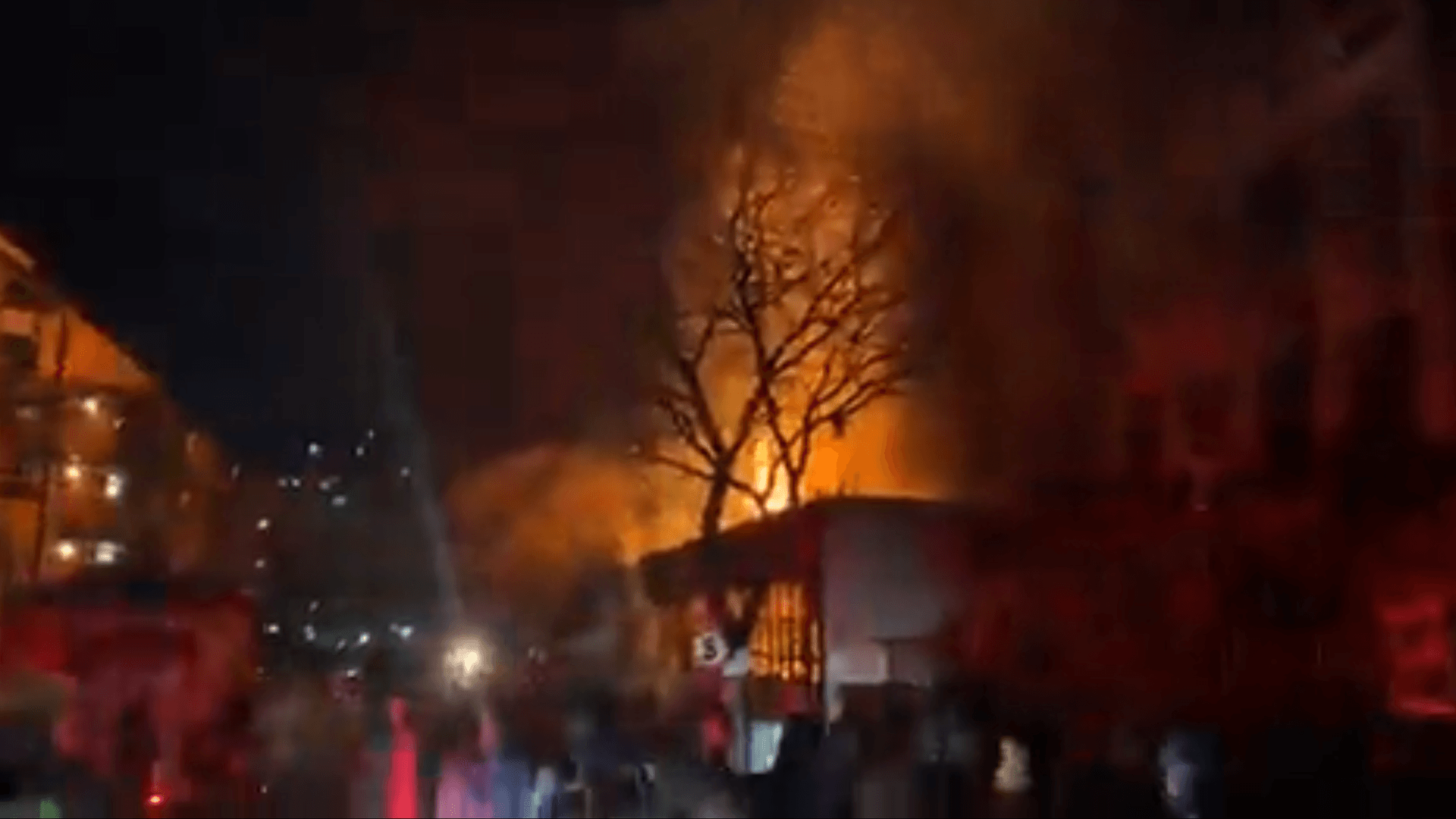 Feuer in einem mehrstöckigen Haus in Johannesburg (Screenshot): Die Rettungskräfte bergen Dutzende Tote und Verletzte.