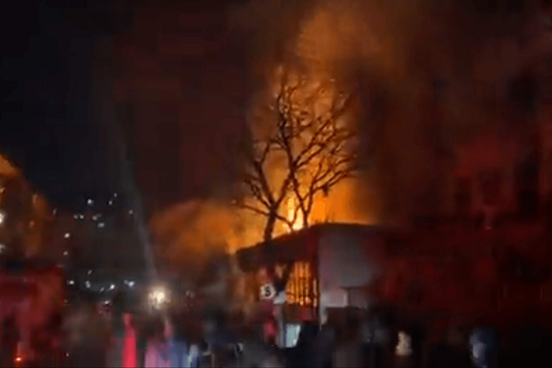 Feuer in einem mehrstöckigen Haus in Johannesburg (Screenshot): Die Rettungskräfte bergen Dutzende Tote und Verletzte.