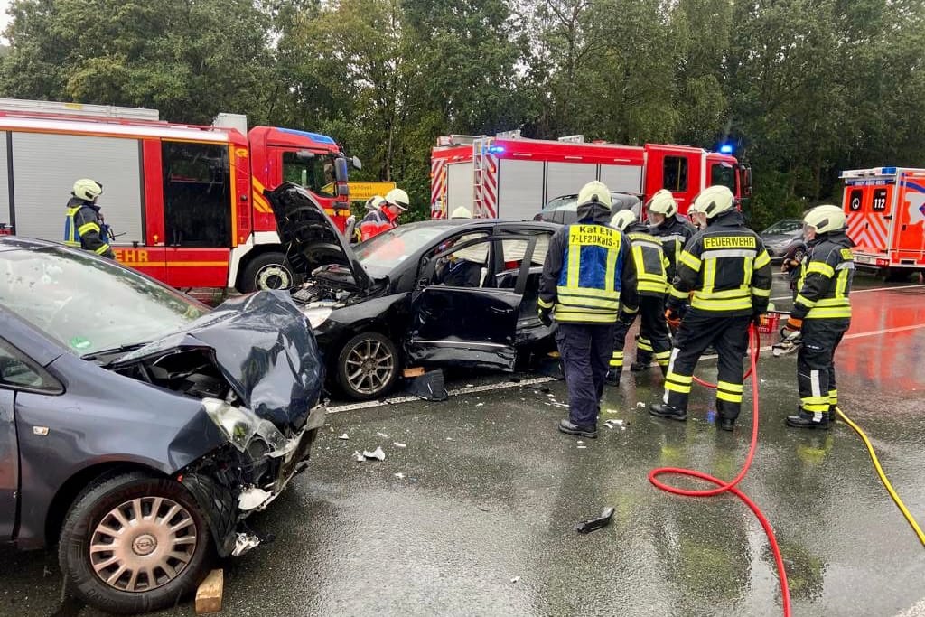 Die Autos hinterließen ein Trümmerfeld: Die Feuerwehr war mit 16 Einsatzkräften im Einsatz.