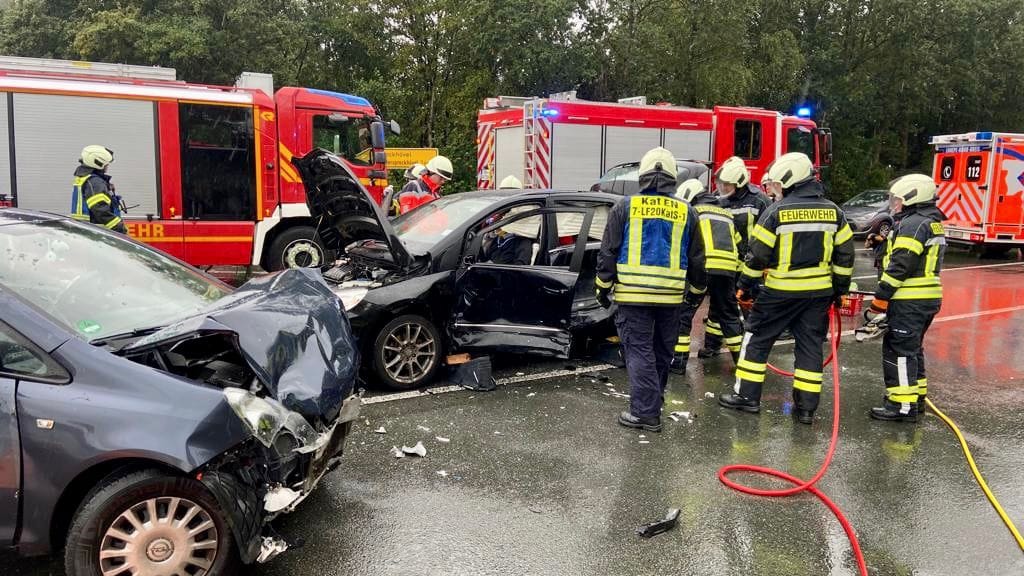 Die Autos hinterließen ein Trümmerfeld: Die Feuerwehr war mit 16 Einsatzkräften im Einsatz.