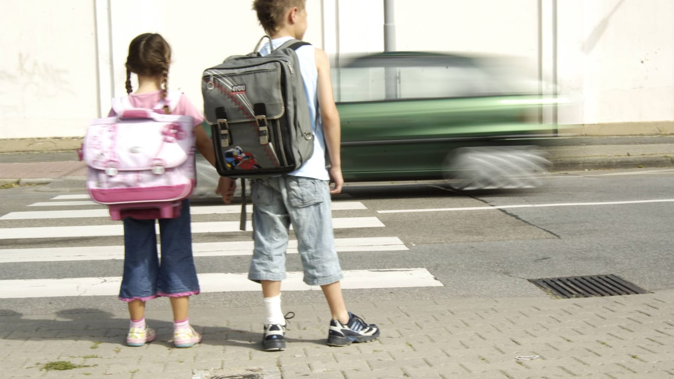 Grundschüler warten an einem Zebrastreifen: Autofahrer sind verpflichtet, hier anzuhalten.
