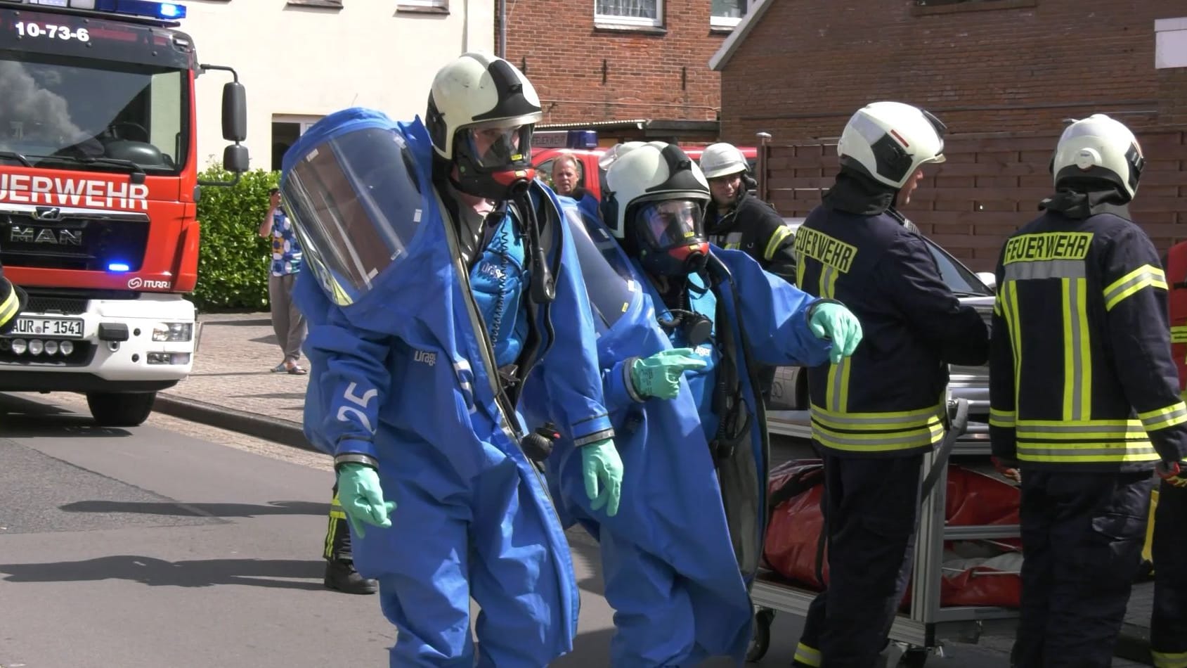 Einsatzkräfte der Feuerwehr gingen in Spezialanzügen in das Haus.
