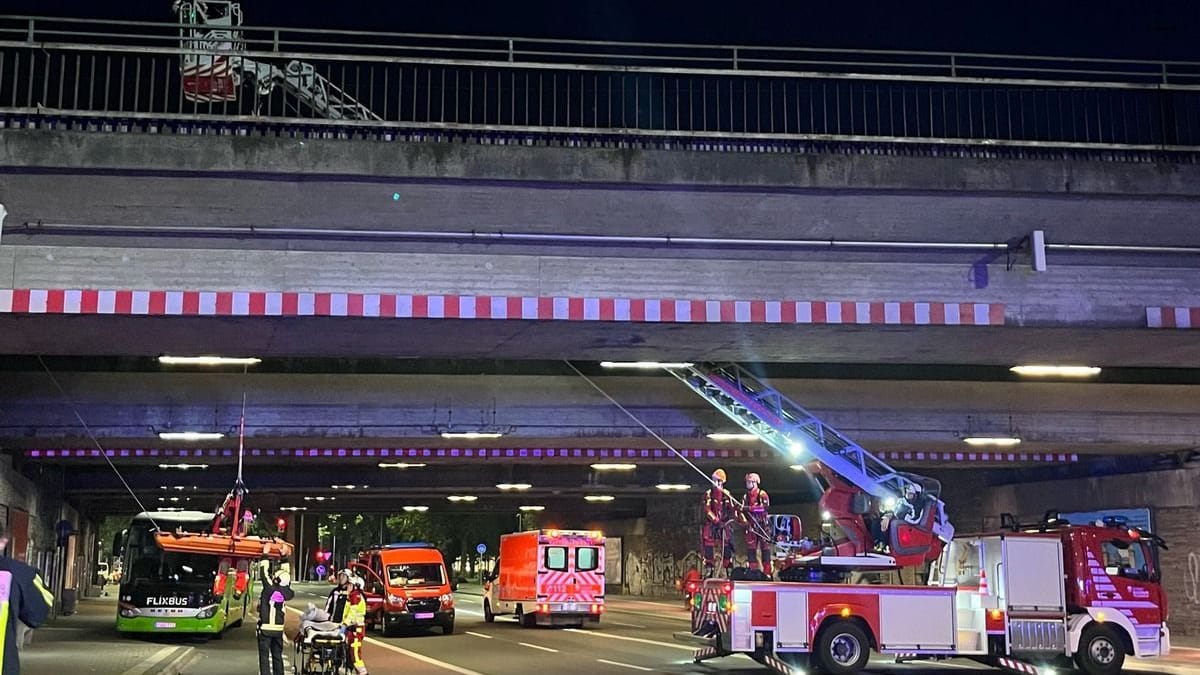 Rettungseinsatz an der Brücke des Bochumer Hauptbahnhofs: Ein Mann war an einem alten Stellwerksgebäude über der Straße in den Schacht gestürzt. Rettungseinsatz an der Brücke des Bochumer Hauptbahnhofs: Ein Mann war an einem alten Stellwerksgebäude über der Straße in den Schacht gestürzt.