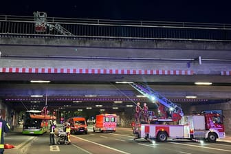 Rettungseinsatz an der Brücke des Bochumer Hauptbahnhofs: Ein Mann war an einem alten Stellwerksgebäude über der Straße in den Schacht gestürzt.
