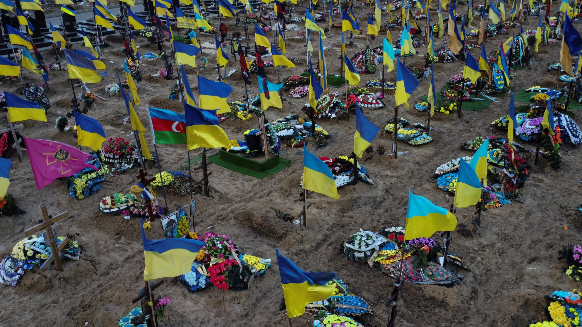 Gräber ukrainischer Soldaten auf einem Friedhof nahe Charkiw (Archivbild): Den beiden Schwestern wird Grabschändung vorgeworfen.