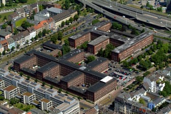 Das Polizeipräsidium in Düsseldorf befindet sich am Jürgensplatz (vorne rechts).