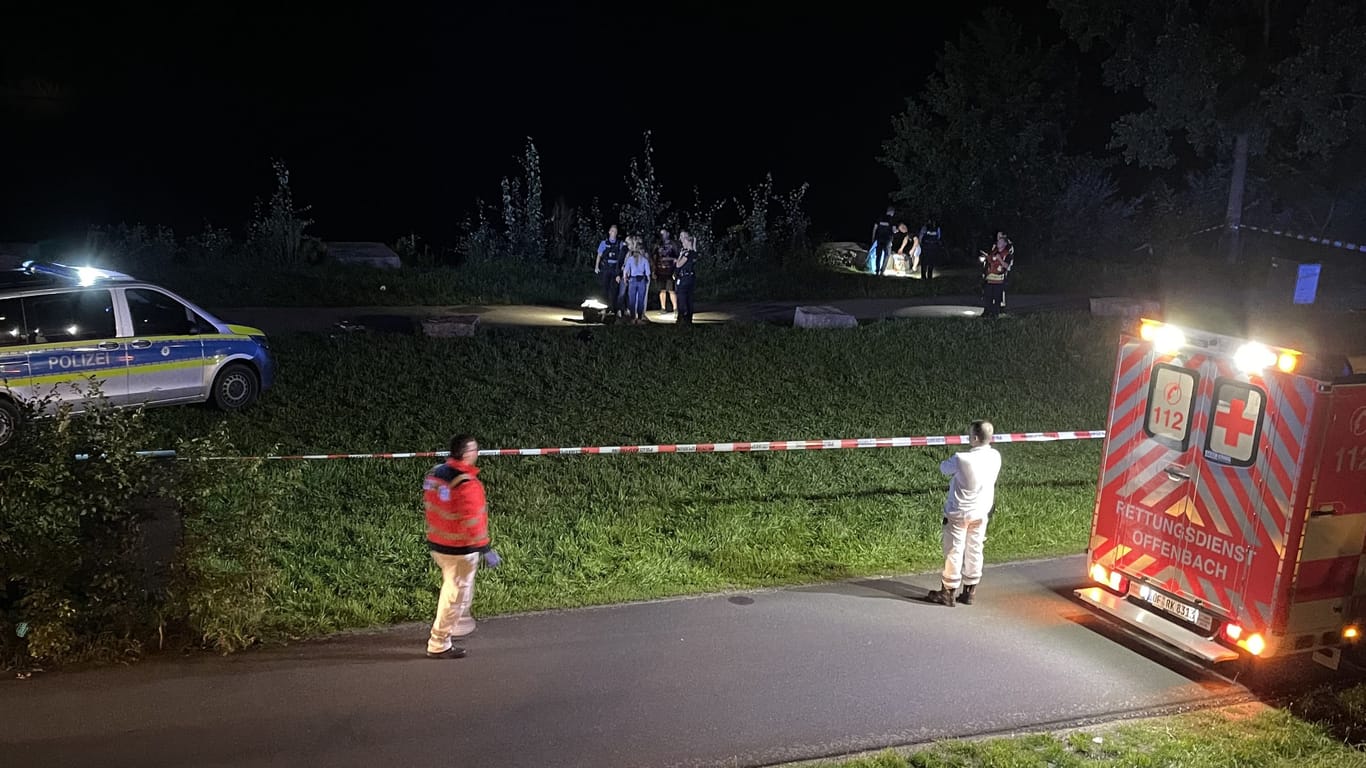 Einsatzkräfte am Tatort: Ein Mann ist in Folge einer Auseinandersetzung gestorben.