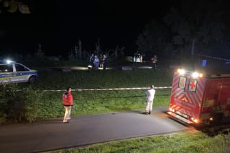 Einsatzkräfte am Tatort: Ein Mann ist in Folge einer Auseinandersetzung gestorben.