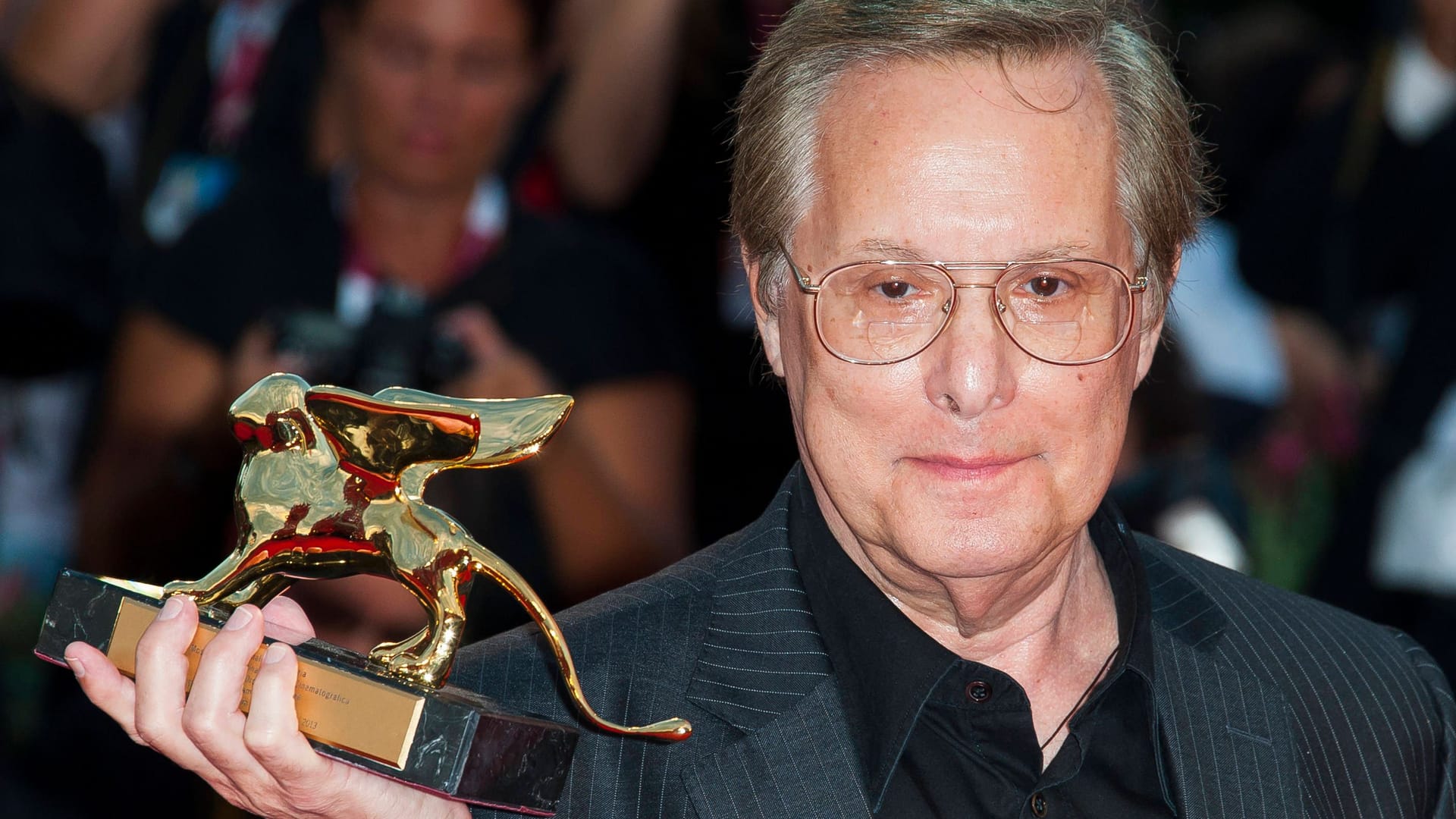 William Friedkin: Hier posiert er mit seinem Preis bei der Biennale 2013.