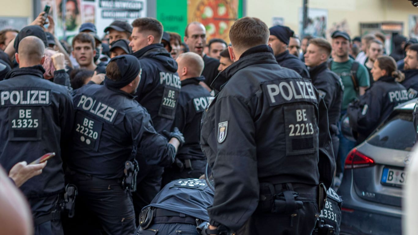 Berliner Polizisten im Einsatz (Symbolbild): Am Montag wurden mehrere Beamte angegriffen.